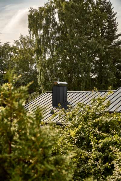 Tysk badeby har fået spir af stål blandt trækroner, Im Kleifeld 17, 29389 Bad Bodenteich, Tyskland